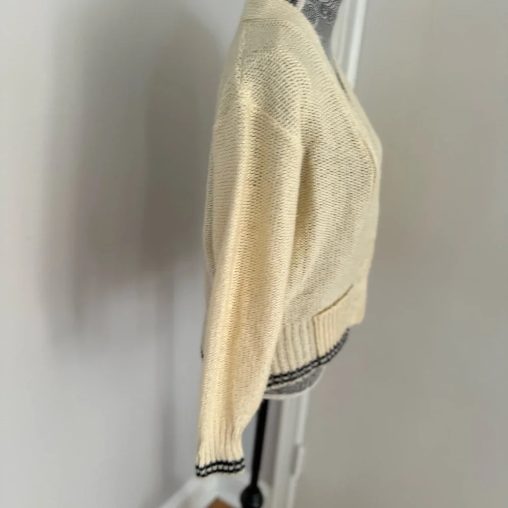 Vintage 80s Scenario Sz: L cream V-neck button-front knit cardigan Pockets.